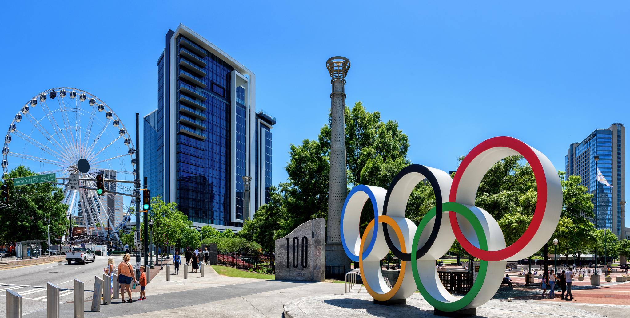 Un lugar que vale la pena recorrer es el Centennial Olympic Park, ubicado en el centro de la ciudad, que rinde homenaje y es el legado de la ciudad a los Juegos Olímpicos de verano de 1996