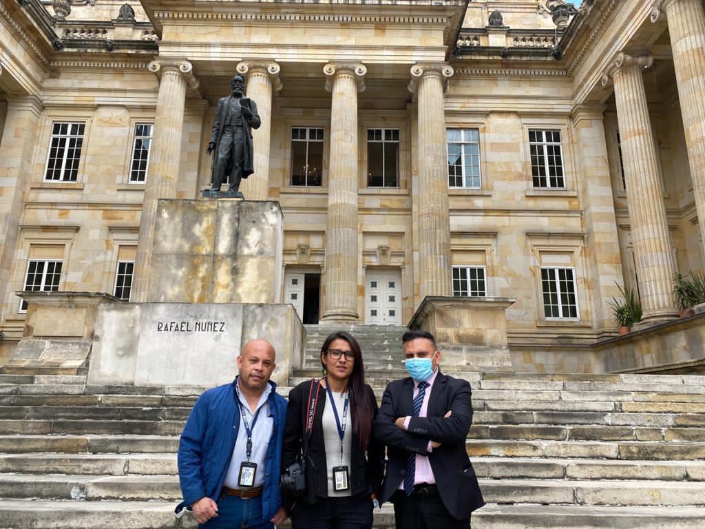 Alexa (centro) junto a dos compañeros que también son fotógrafos en el Senado.