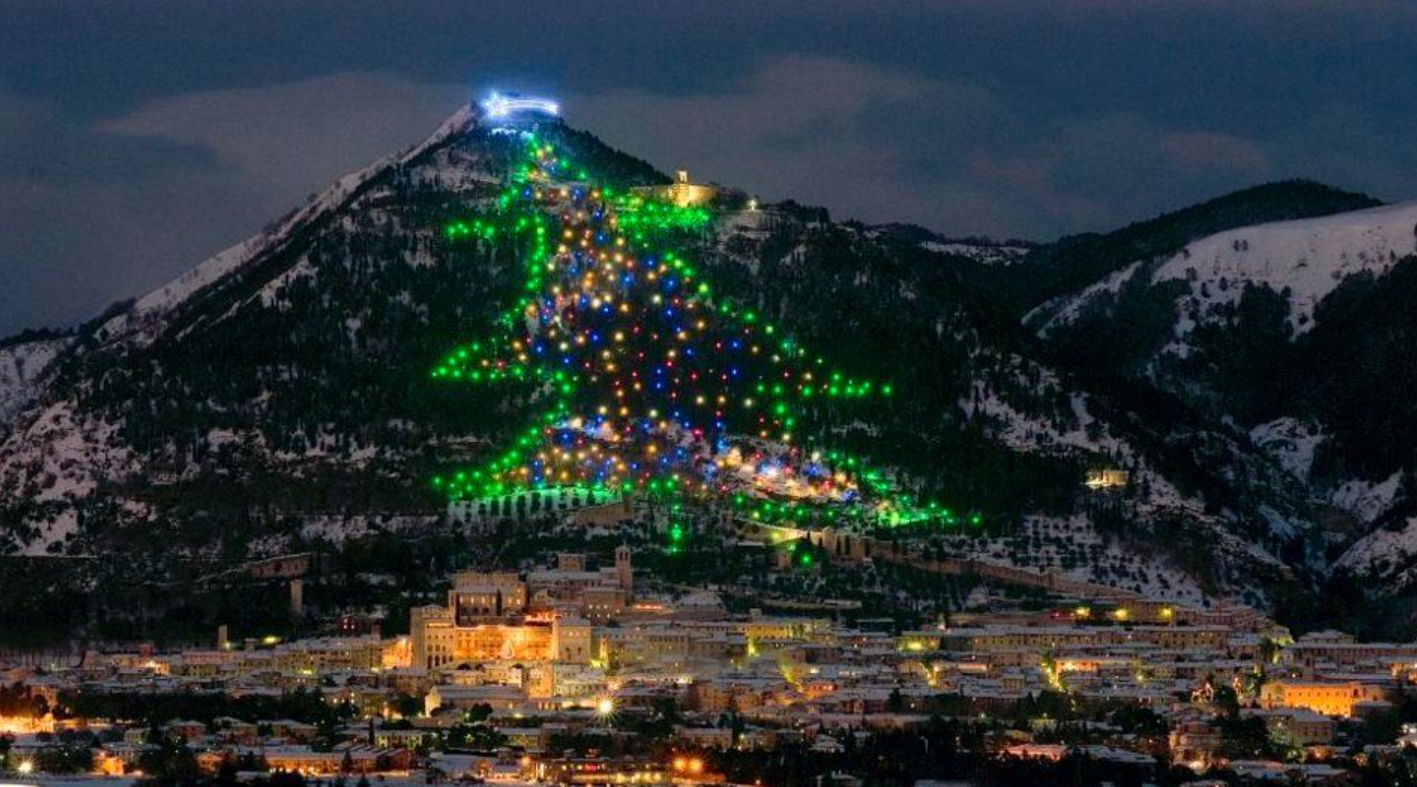 El árbol de Navidad de Gubbio, considerado el más grande del mundo, iluminará el monte Ingino, en Italia, del 7 de diciembre de 2025 al 7 de enero de 2026. Esta instalación, encendida por primera vez en 1981 y reconocida por el Guinness World Records, está formada por más de 700 luces, supera los 750 metros de altura y ocupa unos 130.000 metros cuadrados, extendiéndose desde las murallas de la ciudad medieval hasta la basílica de San Ubaldo, en la cima del monte.