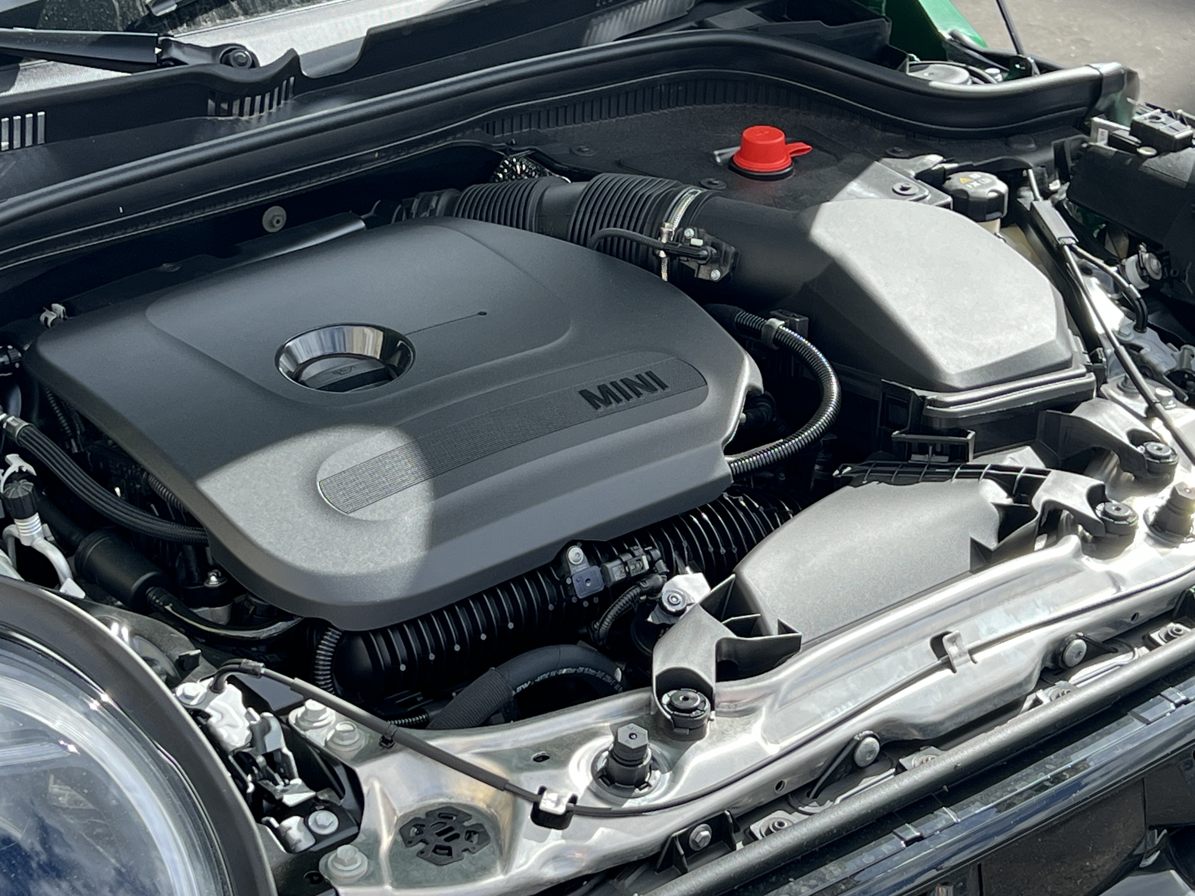 El compacto usa un motor Twin Power Turbo de dos litros y cuatro cilindros.