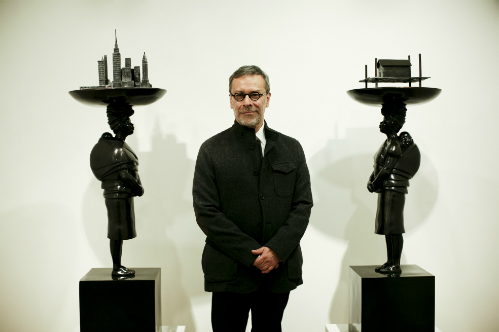 Pedro Ruiz con dos obras de su más reciente exposición “Todo vale”. /Cortesía de Natalia Hoyos