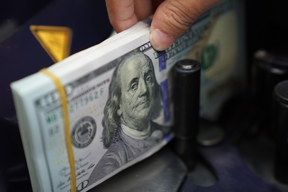 El precio del dólar pellizcó los $5.000 y llegó a cotizarse a $4.999
