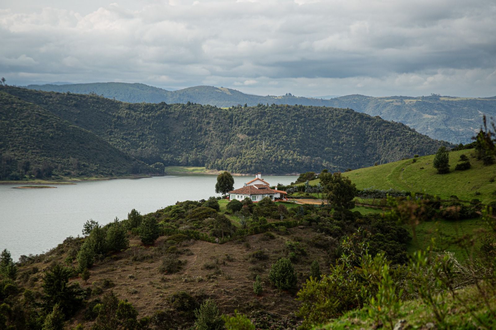 Sesquilé, Cundinamarca. A orillas de la Laguna de Guatavita, Sesquilé preserva la leyenda de El Dorado entre páramos, paisajes y riqueza ancestral.