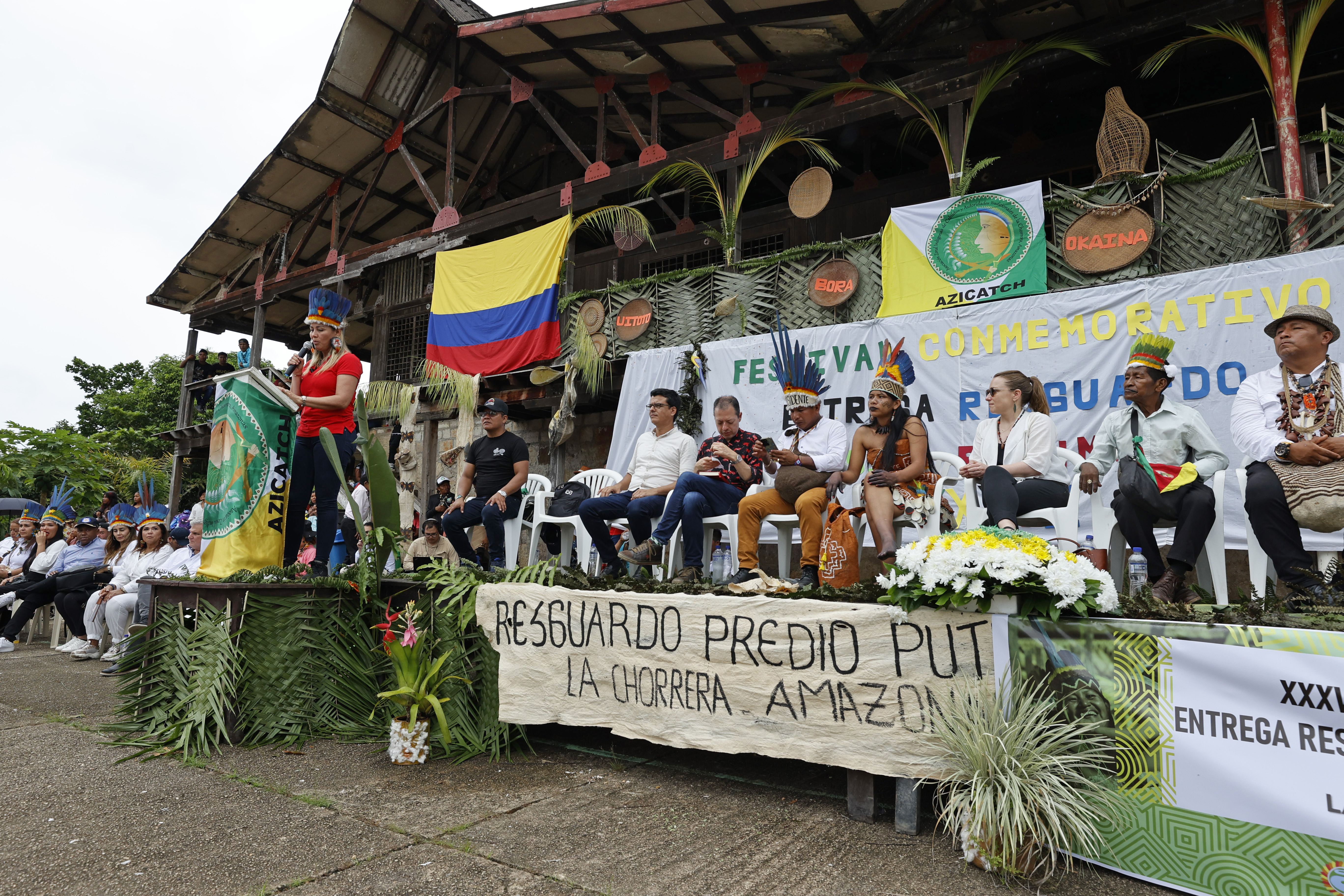 ACOMPAÑA CRÓNICA: COLOMBIA INDÍGENAS AME273. LA CHORRERA (COLOMBIA), 25/04/2024.- La congresista Karina Bocanegra (i) habla durante el acto donde el Gobierno colombiano pidió perdón a cuatro pueblos indígenas de la Amazonía, el 23 de abril de 2024 en La Chorrera (Colombia). Los uitotos, boras, okainas y muinanes, cuatro pueblos indígenas de la Amazonía colombiana que estuvieron al borde del exterminio durante la bonanza del caucho, luchan ahora para que el Gobierno los saque del olvido para poder vivir por fin con dignidad. EFE/Mauricio Dueñas Castañeda