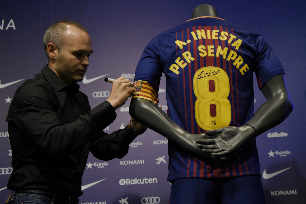 Iniesta, el primer futbolista del Barcelona en ser renovado «de por vida»