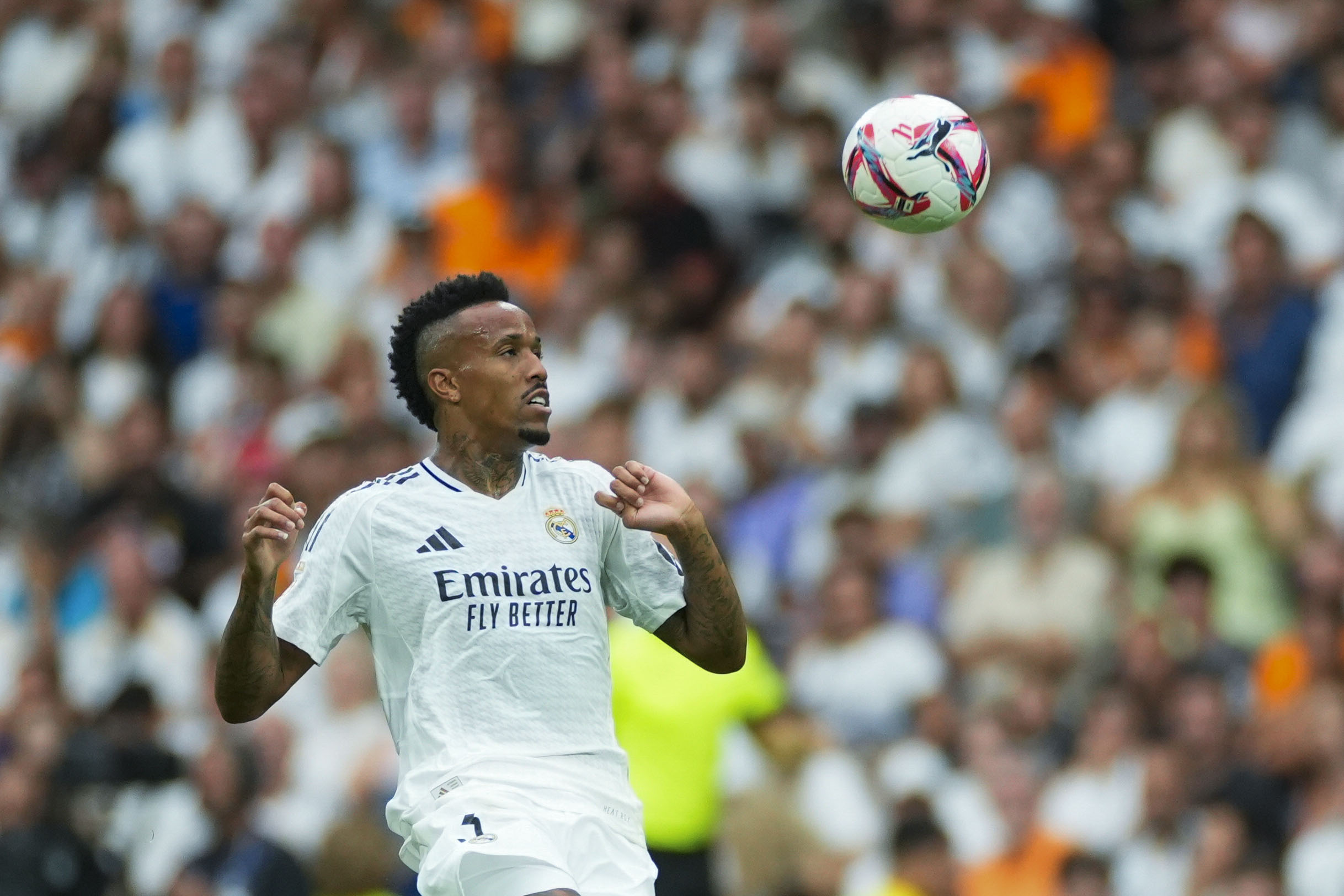 MADRID, 25/08/2024.- El defensa francés del Real Madrid Eder Militao durante el partido de la segunda jornada de Liga que Real Madrid y Real Valladolid disputan esta tarde en el estadio Santiago Bernabéu. EFE/Borja Sánchez-Trillo