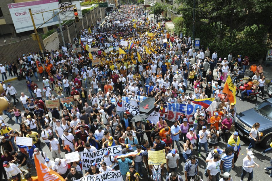 Centenares de opositores y oficialistas inundaron las calles de Venezuela, decenas de heridos y 3 muertos fueron las cifras oficiales.