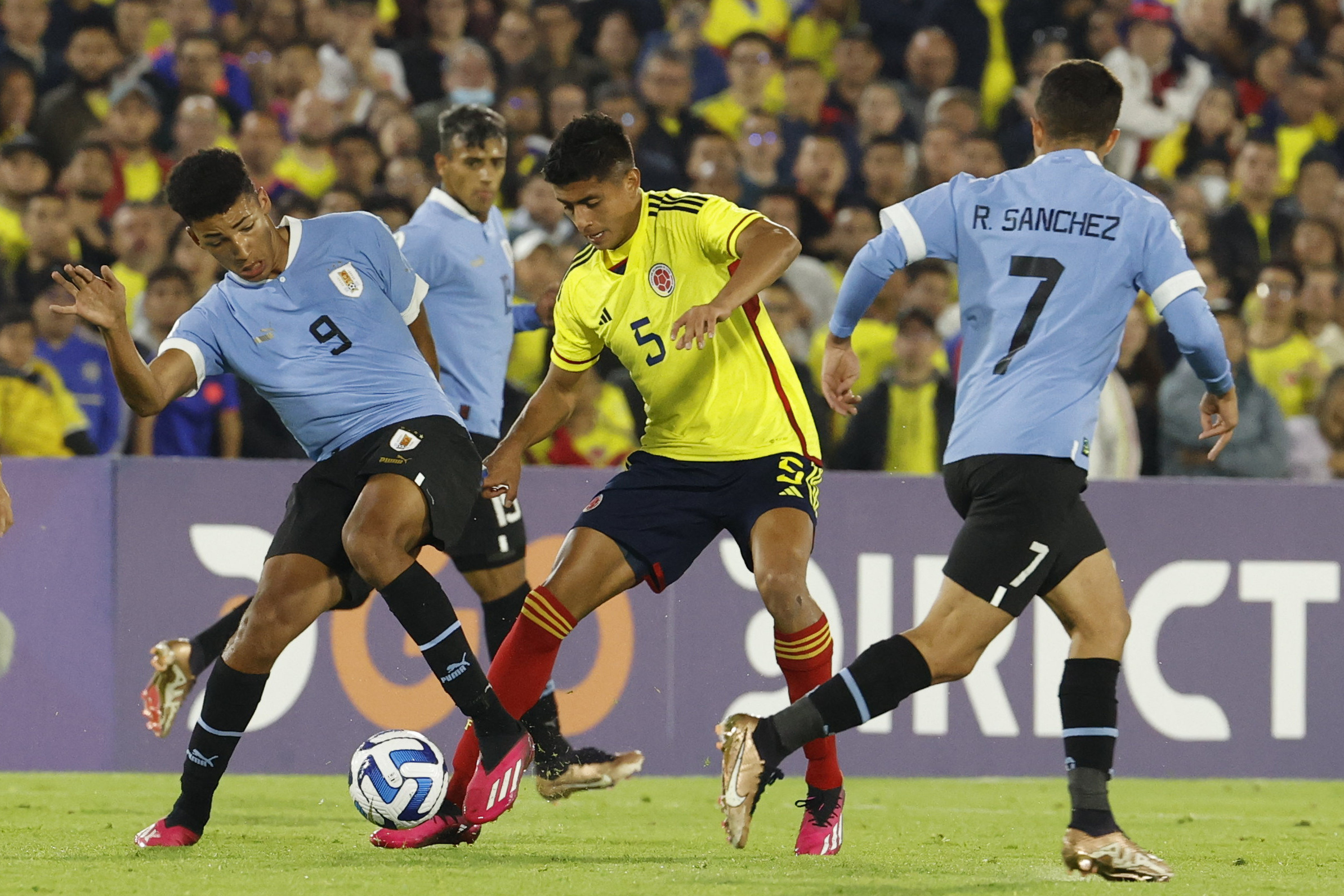 AMDEP981. BOGOTÁ (COLOMBIA), 31/01/2023.- Álvaro Rodríguez (i) de Uruguay disputa un balón con Kevin Mantilla (c) de Colombia hoy, en un partido de la fase final del Campeonato Sudamericano Sub'20 entre las selecciones de Uruguay y Colombia en el estadio El Campín en Bogotá (Colombia). EFE/ Mauricio Dueñas Castañeda