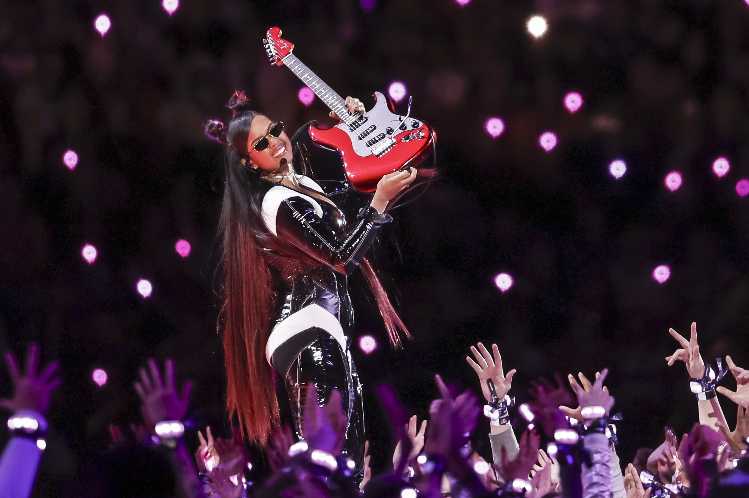 Las Vegas (United States), 12/02/2024.- US musician H.E.R. performs with Usher during the halftime show of Super Bowl LVIII between the Kansas City Chiefs and the San Fransisco 49ers at Allegiant Stadium in Las Vegas, Nevada, USA, 11 February 2024. The Super Bowl is the annual championship game of the NFL between the AFC Champion and the NFC Champion and has been held every year since 1967. EFE/EPA/JOHN G. MABANGLO