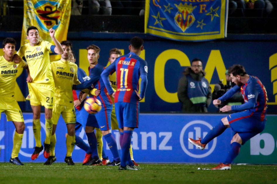 Momento en el que el argentino Lionel Messi (d) ejecuta el tiro libre que terminó con el empate de Barcelona. / EFE