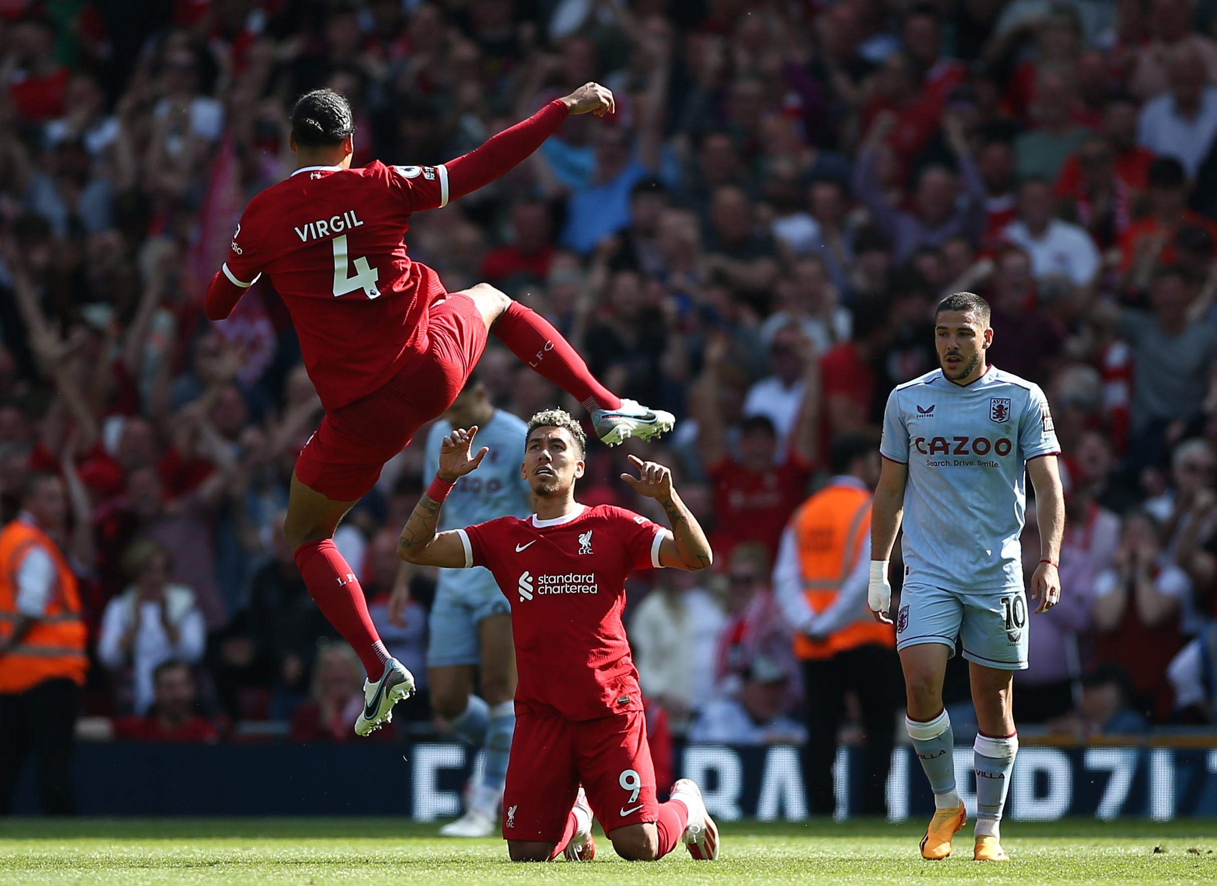Firmino mantiene a Liverpool en la pelea por la Champions League