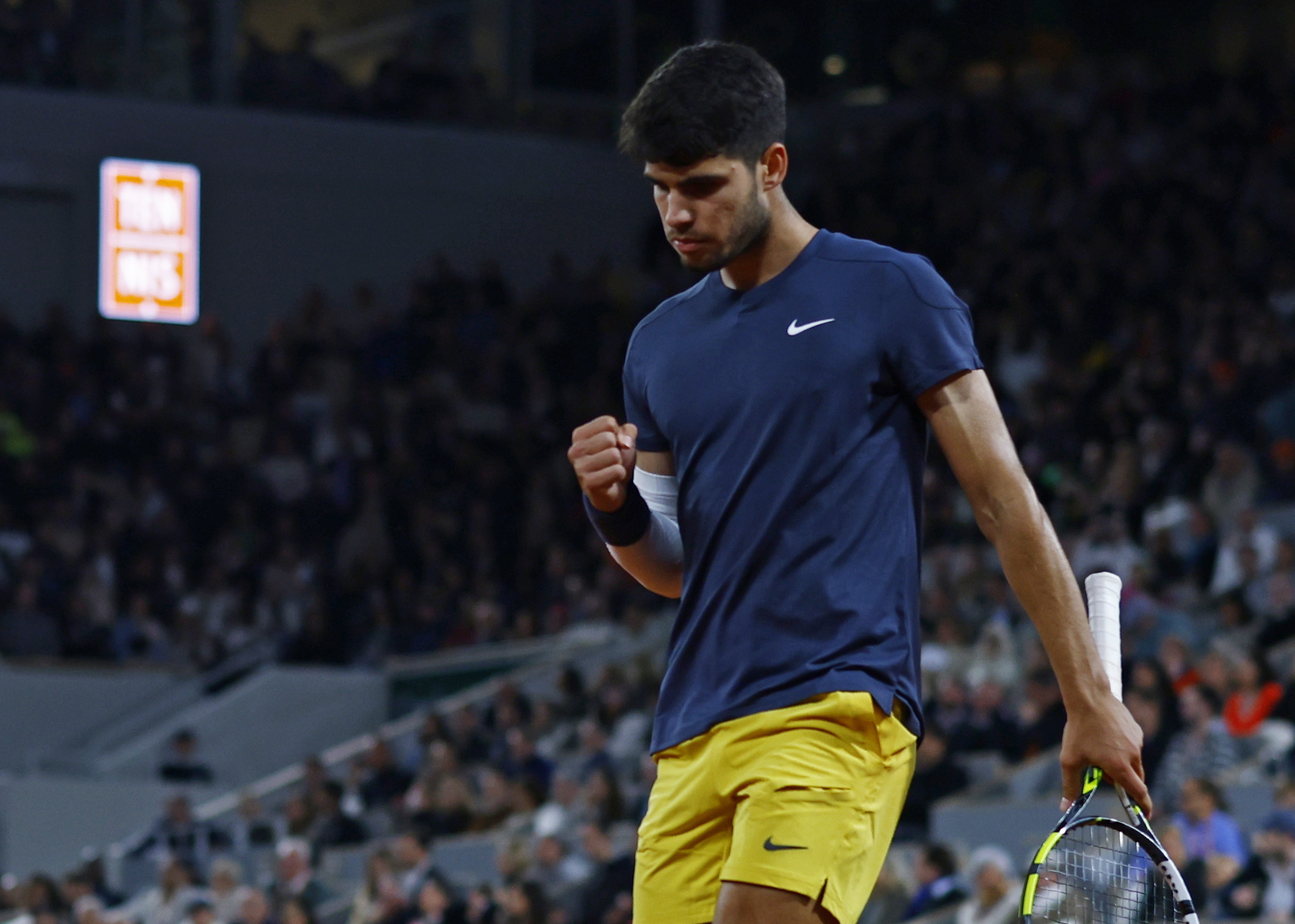 Alcaraz cumple ante Korda y pisa los octavos de final de Roland Garros