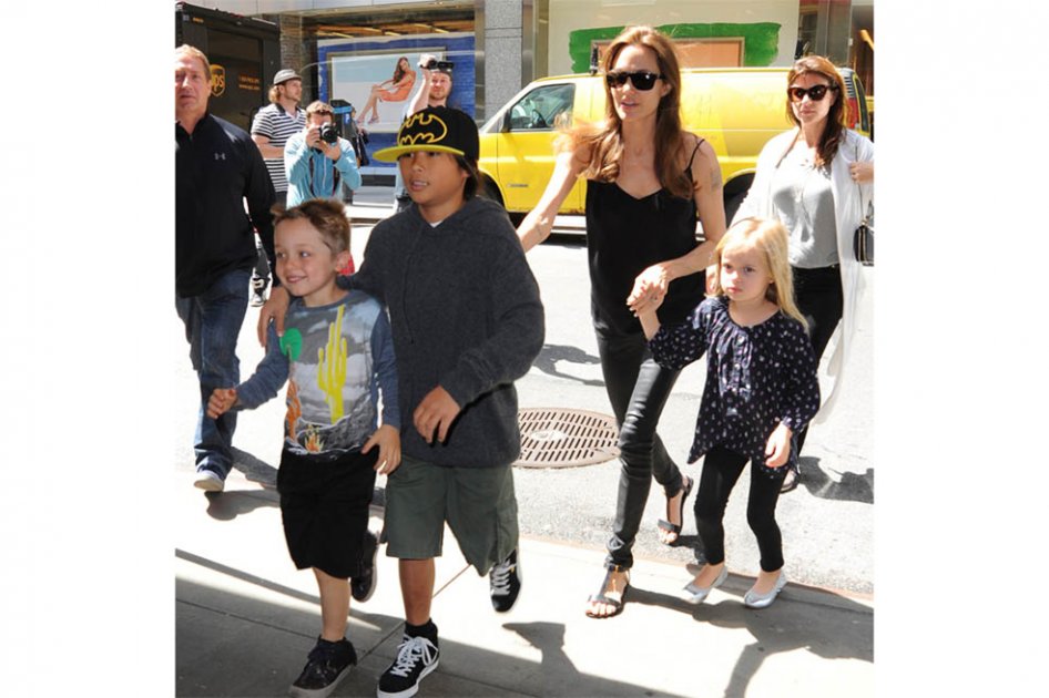 Angelina Jolie, criticada por una protectora animal por permitir a sus hijos montar en elefante
