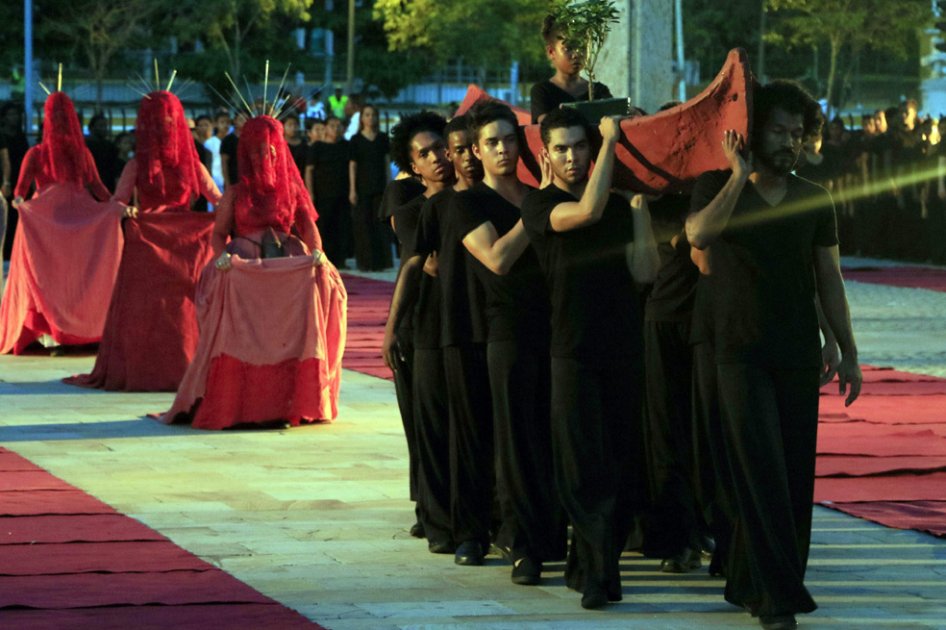 Miembros del Colegio del Cuerpo de Cartagena, presentan  la obra Inxilio con la que rinden homenaje a las mujeres víctimas de la violencia, en Cartagena./ EFE
