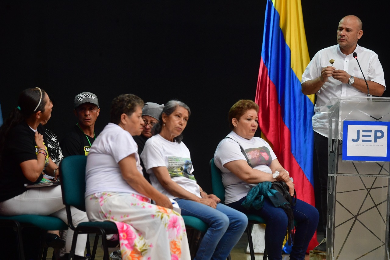 Sandro Pérez muestra una flor a Flor Hilda Hernández, una de las madres de Soacha