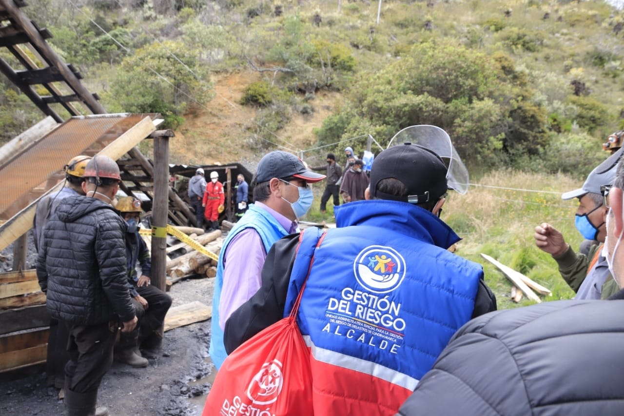 Remoción de material para rescate de mineros.