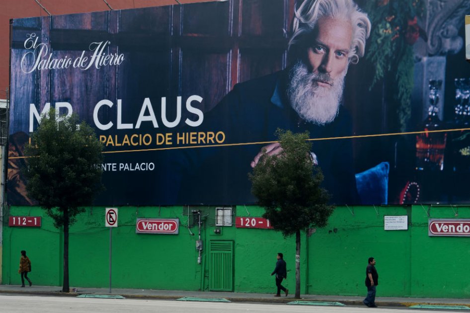 Un sexy «Mr. Claus» enciende la Navidad en México