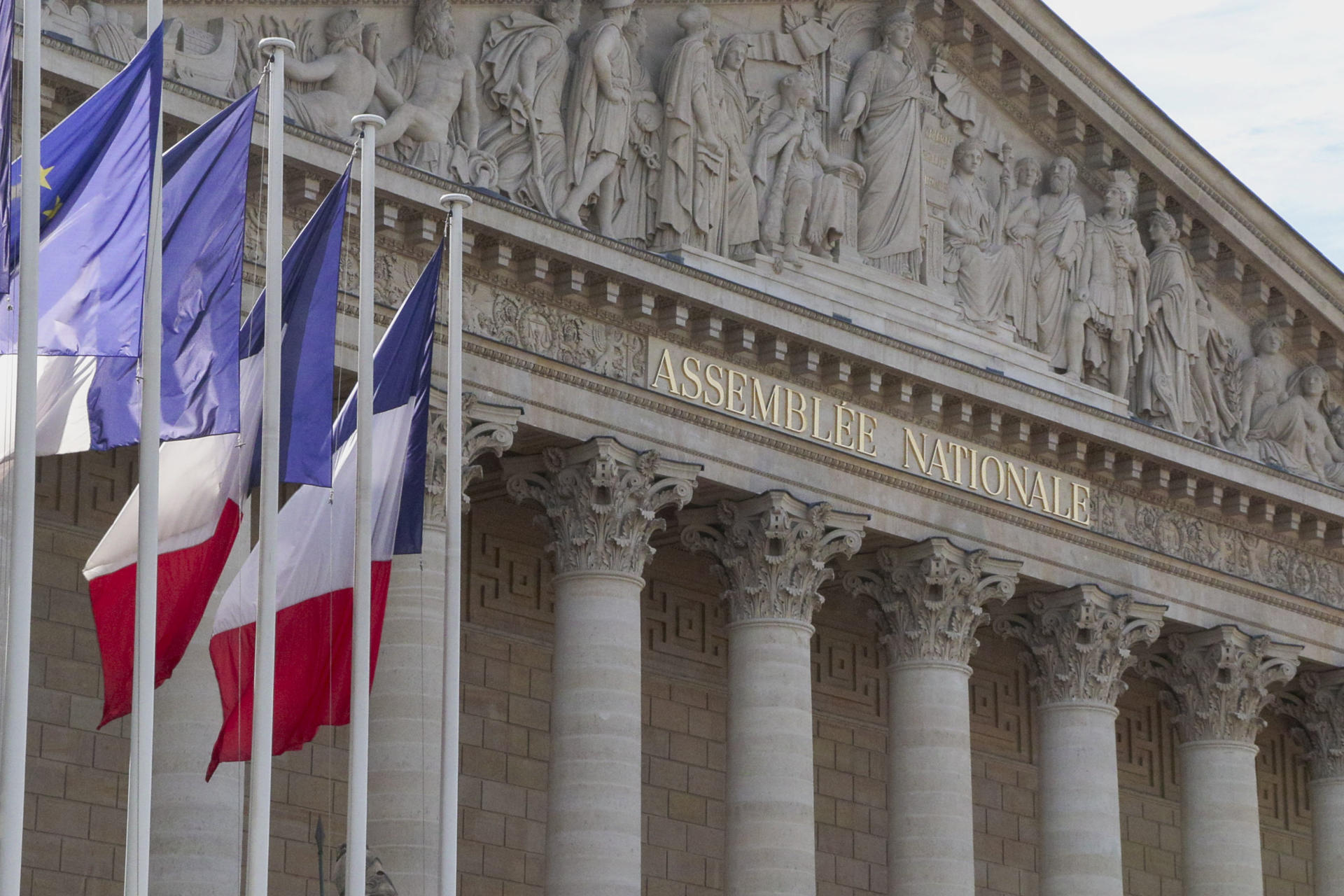 Francia aprueba ley para devolver bienes culturales robados a sus antiguas colonias