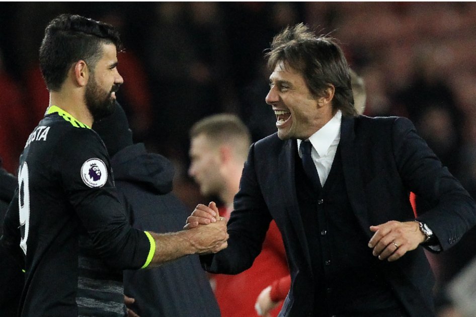Diego Costa y Antonio Conte, delantero y entrenador del Chelsea. / AFP