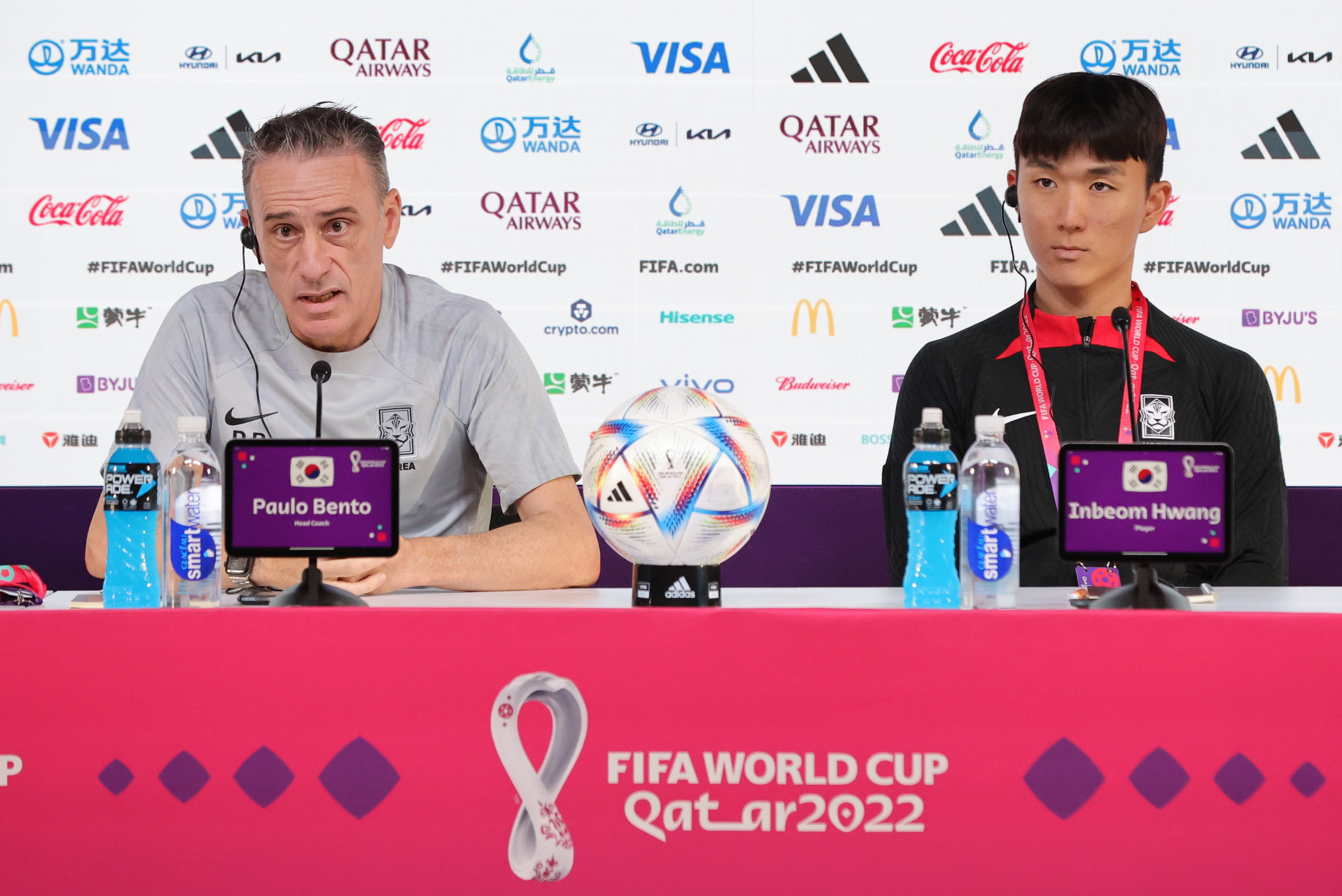 Doha (Qatar), 27/11/2022.- South Korea national team Head coach Paulo Bento (L) and player Inbeom Hwang during a press conference at the Qatar National Convention Center (QNCC) in Doha , Qatar, 27 November 2022. (Mundial de Fútbol, Corea del Sur, Catar) EFE/EPA/ABIR SULTAN