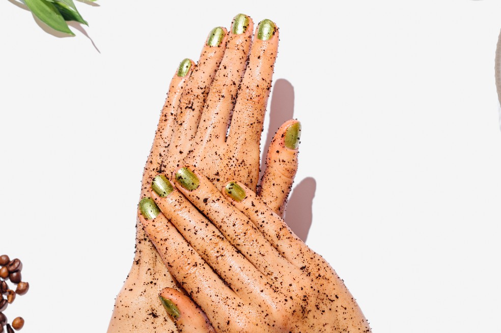 Dile adiós a la resequedad de tus manos con estos exfoliantes caseros