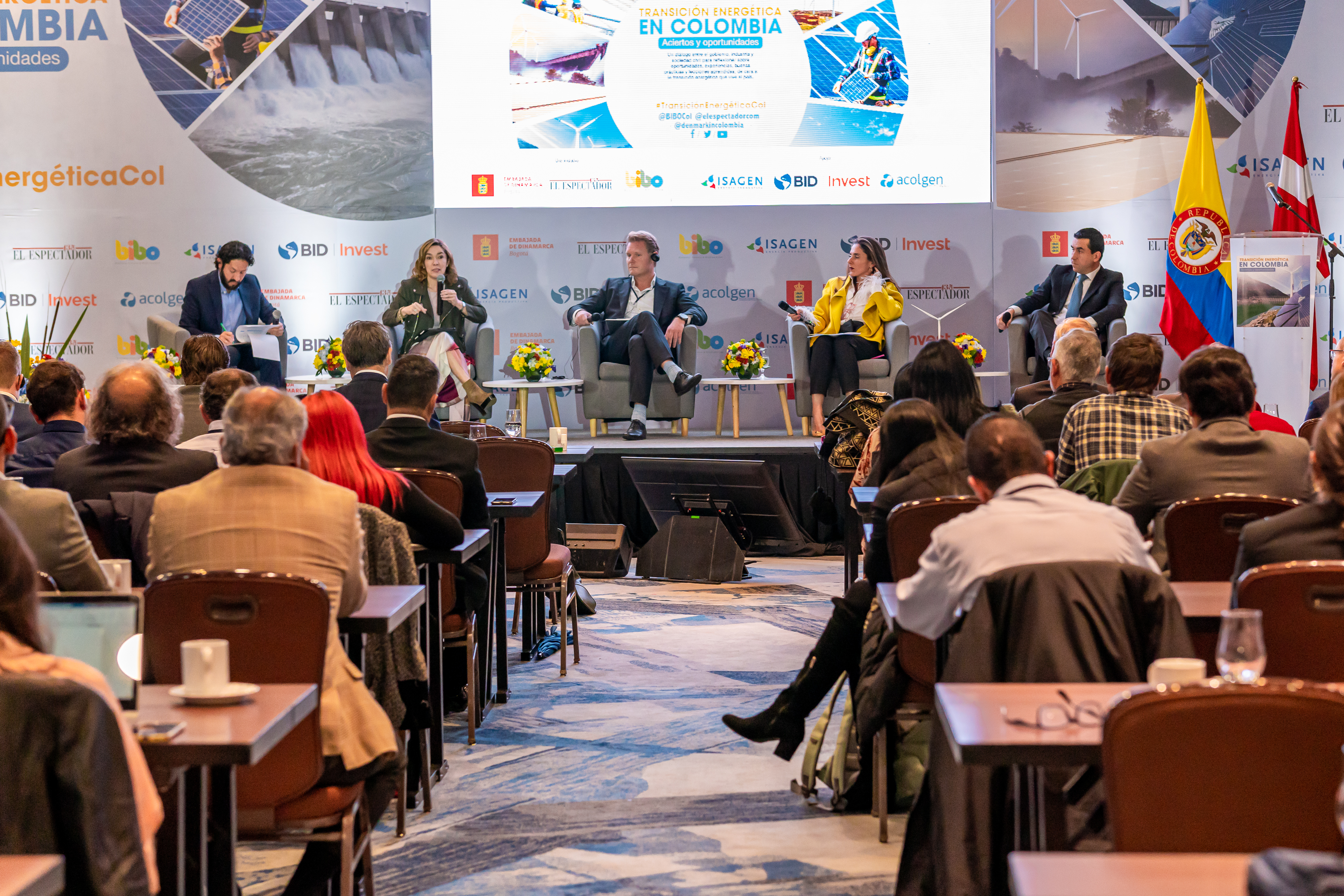 De izquierda a derecha: Edwin Bohórquez, gerente digital de El Espectador (moderador); María Fernanda Suárez, presidenta de Accenture; Ole Kjems Sørensen, representante de Copenhagen Infrastructure Partners (CIP); Natalia Gutiérrez, presidenta de Acolgen; y Ricardo Lara, Oficial Líder de Inversiones de Infraestructura y Energía en BID Invest.