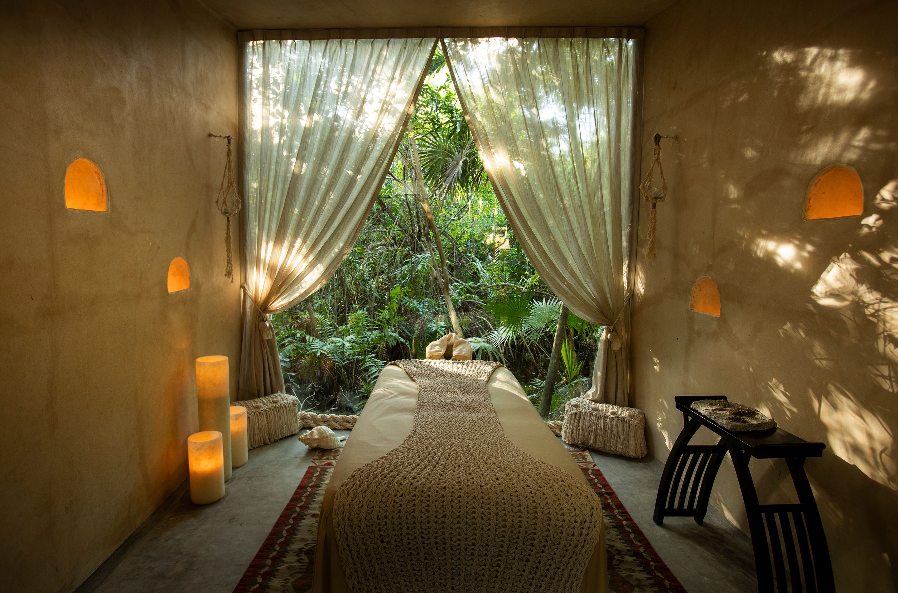 El resort también cuenta con un spa en la selva, Atlantis, donde ceremonias antiguas como la célebre Temazcal están incluidas en el menú de servicios. En Atlantis, uno es guiado por el Libro de los Nueve Caminos a la Salud, diseñado para tratar las emociones como causas raigales en vez del dolor físico.