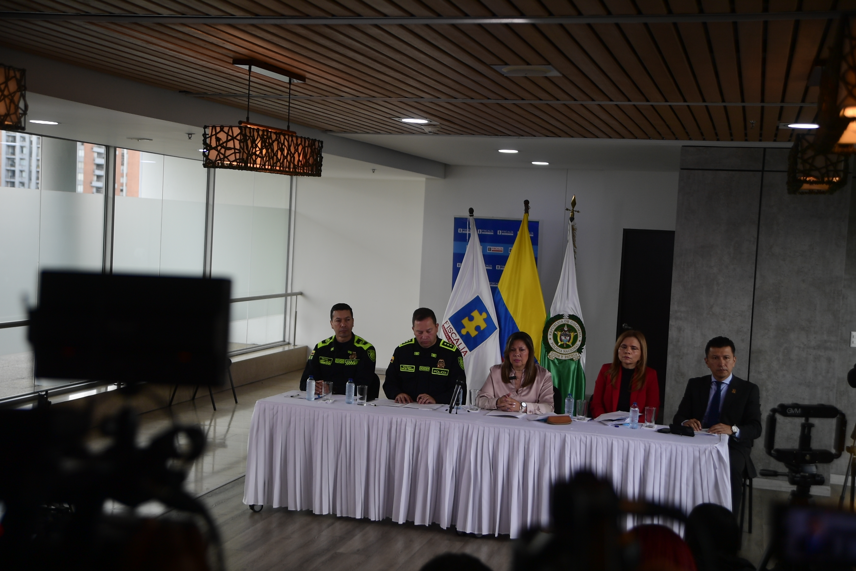 Fiscal General de la Nación en compañía del director de la policía Carlos Fernando Triana durante rueda de prensa luego de conocerse el atentado contra el senador y precandidato a la presidencia Miguel Uribe Turbay
