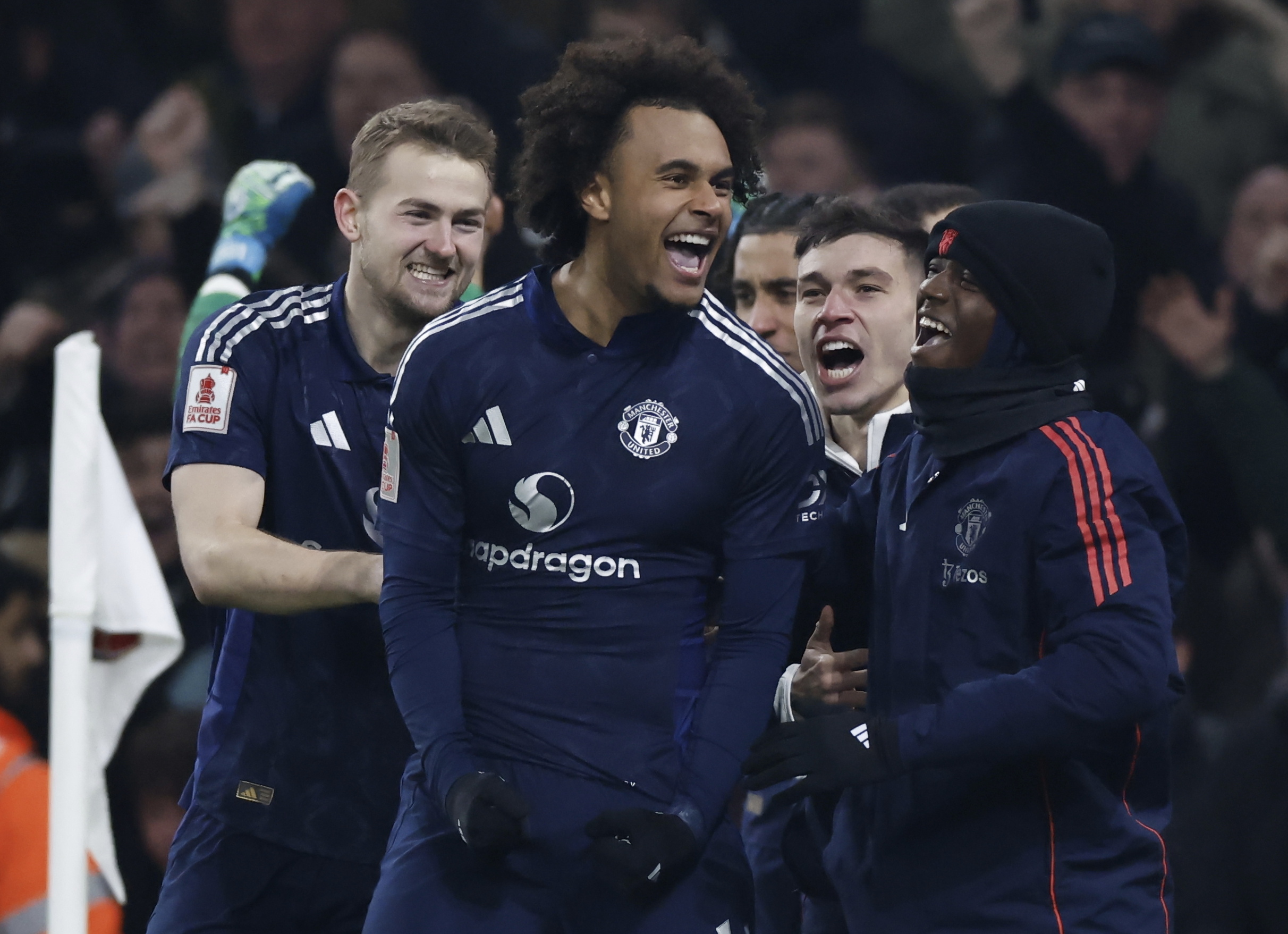 London (United Kingdom), 12/01/2025.- Manchester United's Joshua Zirkzee celebrates with his teammates after scoring the winning penalty kick during the penalty shootout of the FA Cup 3rd round match between Arsenal FC and Manchester United, in London, Britain, 12 January 2025. (Reino Unido, Londres) EFE/EPA/TOLGA AKMEN EDITORIAL USE ONLY. No use with unauthorized audio, video, data, fixture lists, club/league logos, 'live' services or NFTs. Online in-match use limited to 120 images, no video emulation. No use in betting, games or single club/league/player publications.