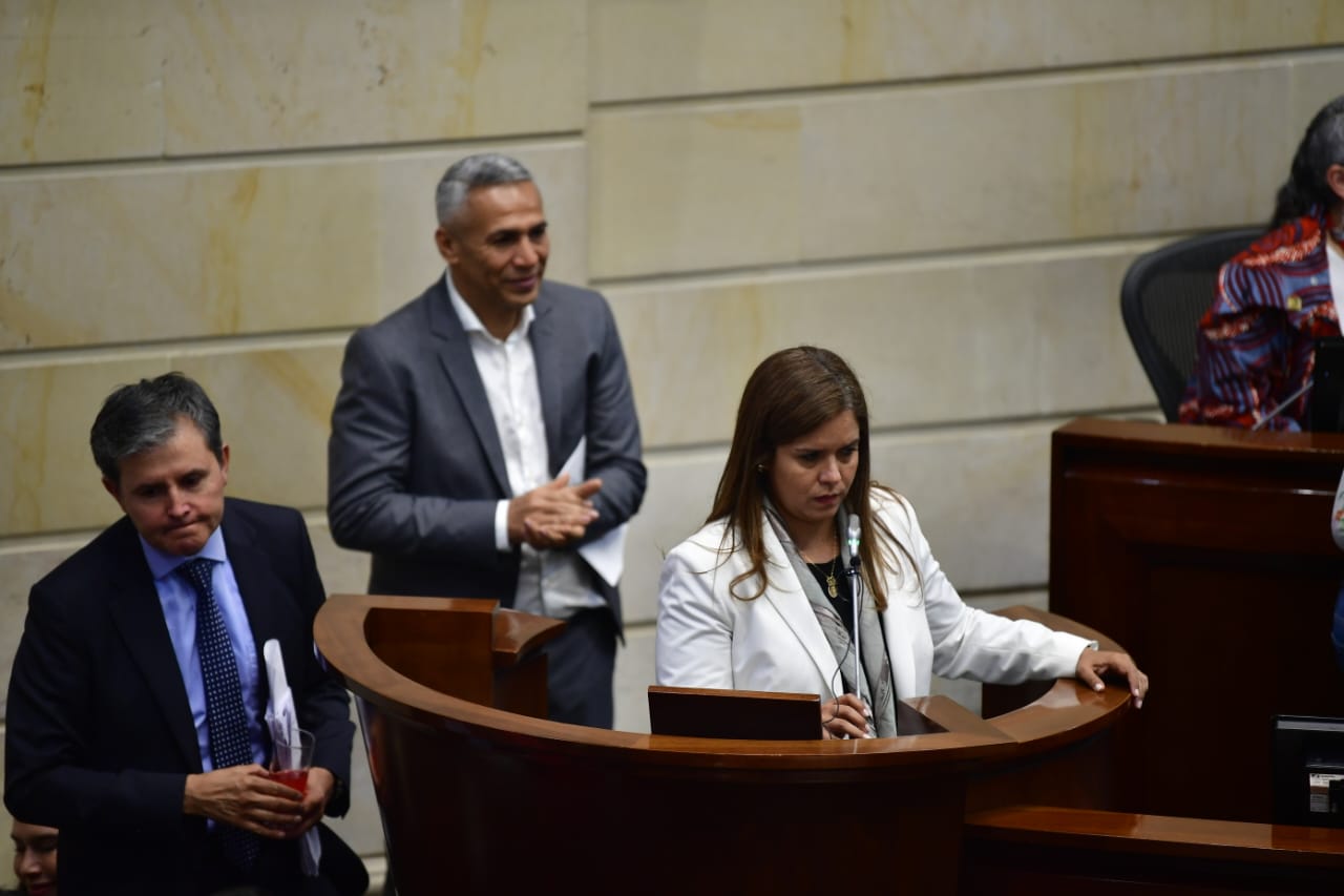 Karina Espinoza, senadora del partido Liberal, y José Roberto Acosta, director de Crédito Público y del Tesoro Nacional.