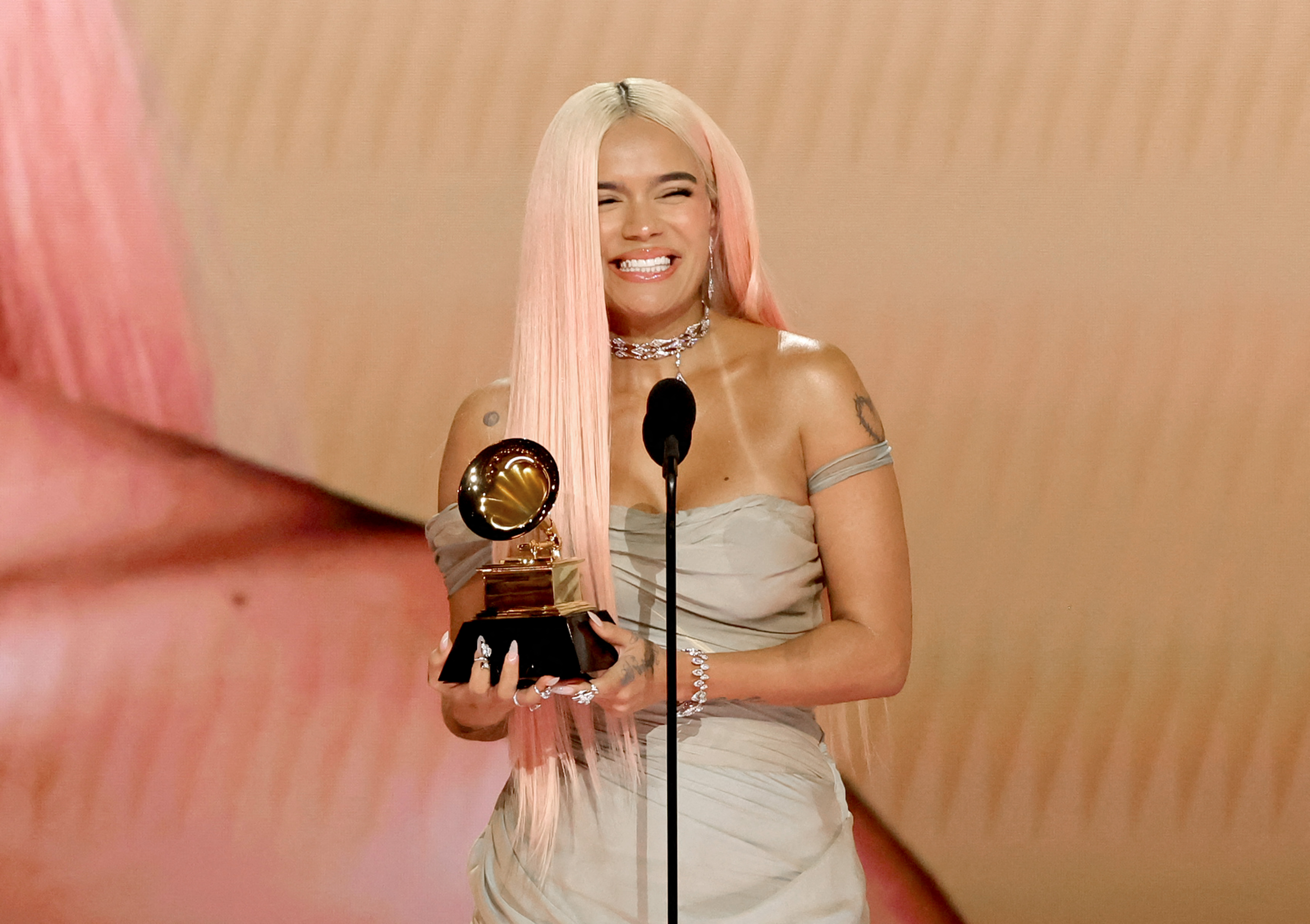 Así se veía la cantante Karol G tras subir al escenario por su primer Grammy anglo.