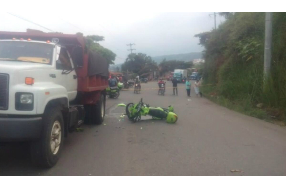 Policía murió al estrellarse contra una volqueta en medio de una persecución