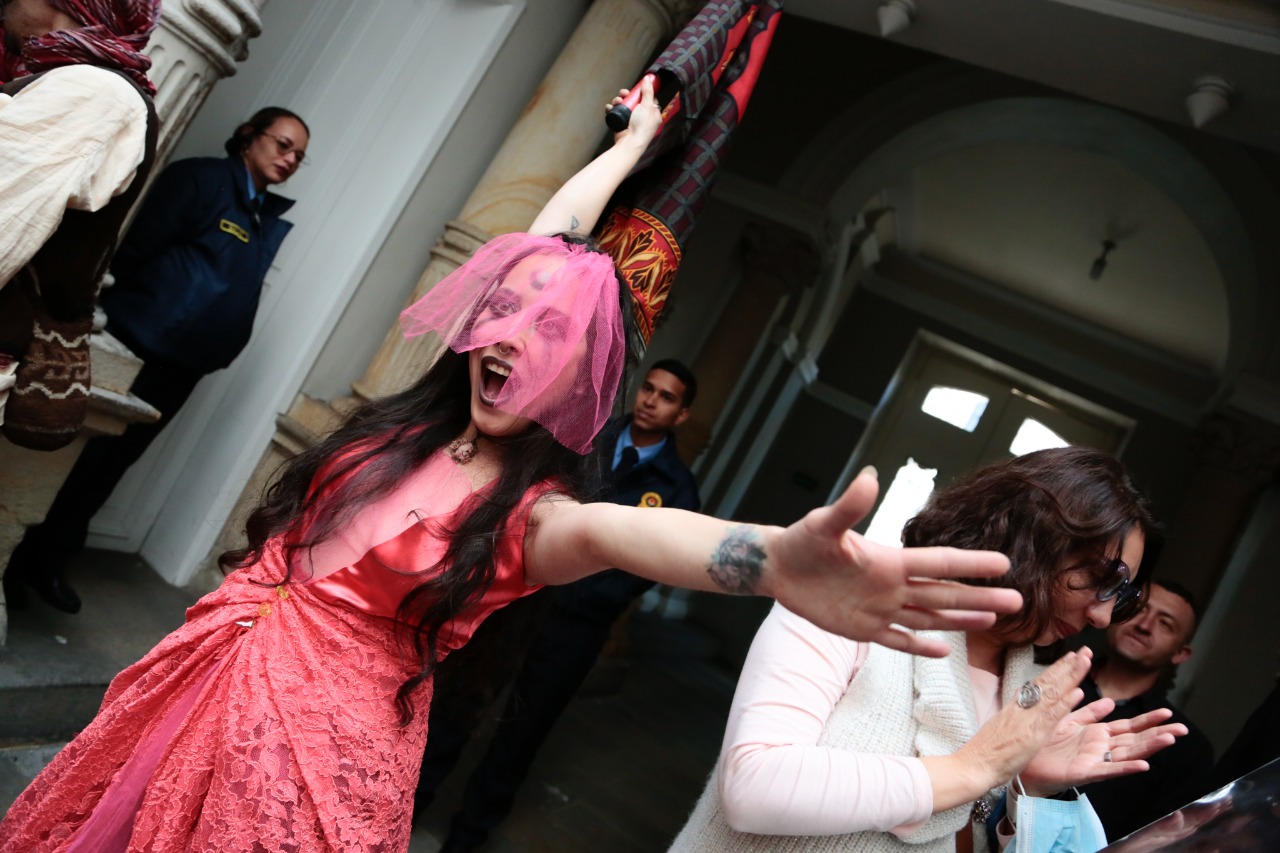 La ministra de Cultura, Patricia Ariza, fue recibida entre bailes y cantos.