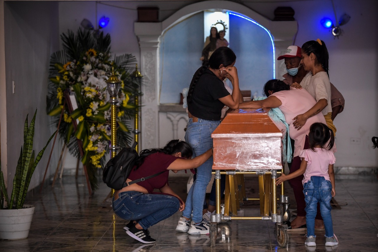 El féretro de José Antonio Peña llegó envuelto en plástico, según personas de la funeraria, por el alto grado de descomposición en el que estaba el cuerpo. Alrededor del ataúd se reunieron cuatro de sus hermanos junto a su madre y su hija.