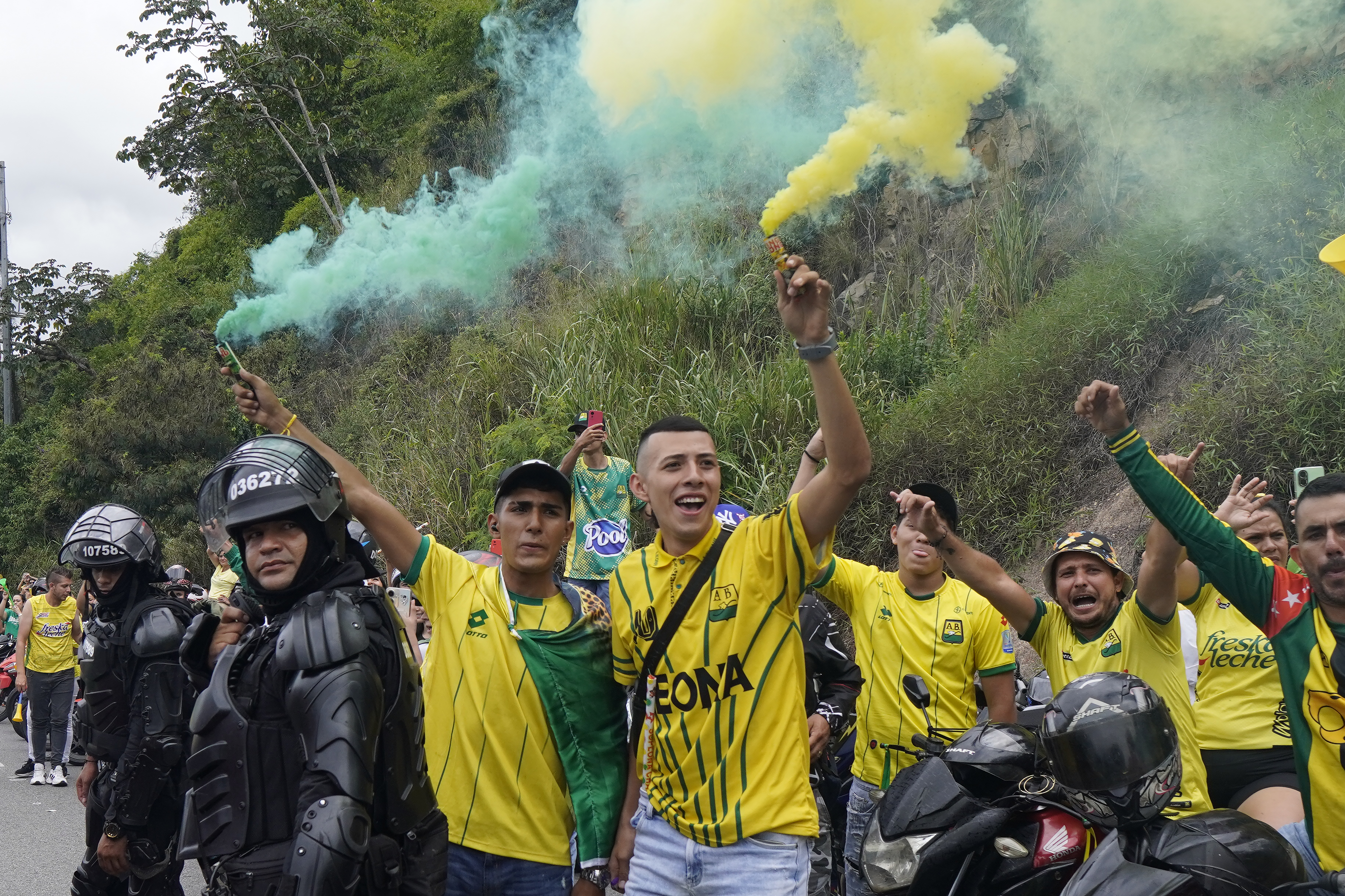 BUC400. BUCARAMANGA (COLOMBIA), 16/06/2024.- Seguidores del Atlético Bucaramanga celebran este domingo durante la llegada de su equipo a Bucaramanga (Colombia). El Atlético Bucaramanga llegó hoy a su ciudad de origen para recibir el homenaje de sus hinchas y de las autoridades locales. EFE/Carlos Franco