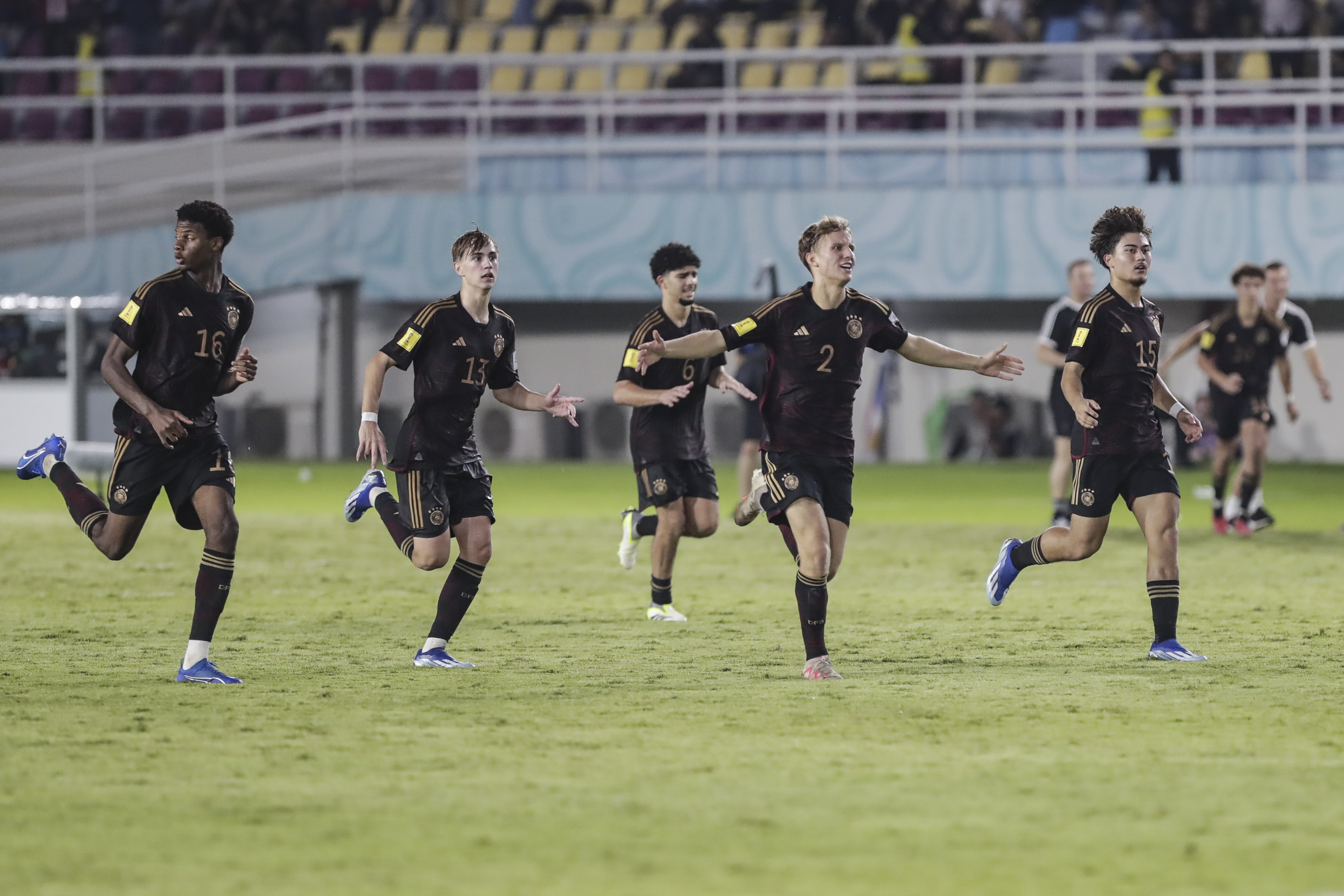 Surakarta (Indonesia), 28/11/2023.- German players celebrate after winning the penalty shootout of the FIFA U-17 World Cup semifinal match between Argentina and Germany in Surakarta, Indonesia, 28 November 2023. (Mundial de Fútbol, Alemania) EFE/EPA/ADI WEDA