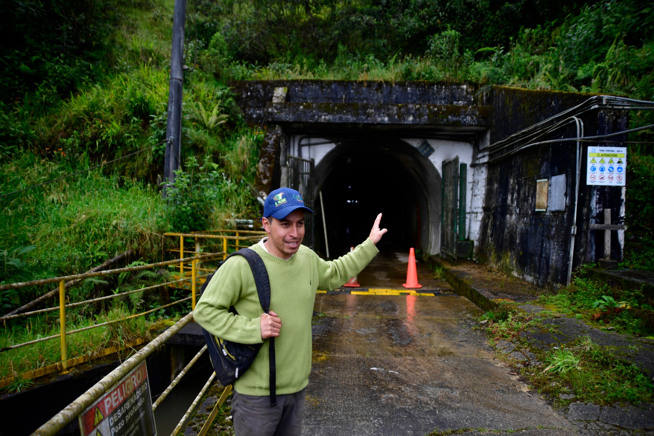 Jaime Avellaneda muestra la boca del túnel que lleva agua hacia el embalse de San Rafael y, en cuya construcción, fue desplazada su familia.