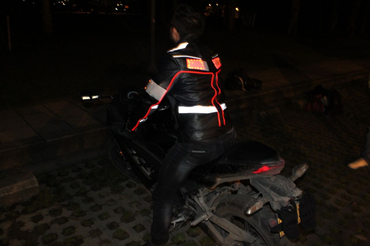 Diseñan chaqueta inteligente para reducir riesgos de accidentes en moto