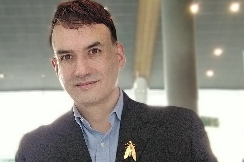 Sergio Barbosa es un periodista y presentador colombiano, experto en moda y estilo.