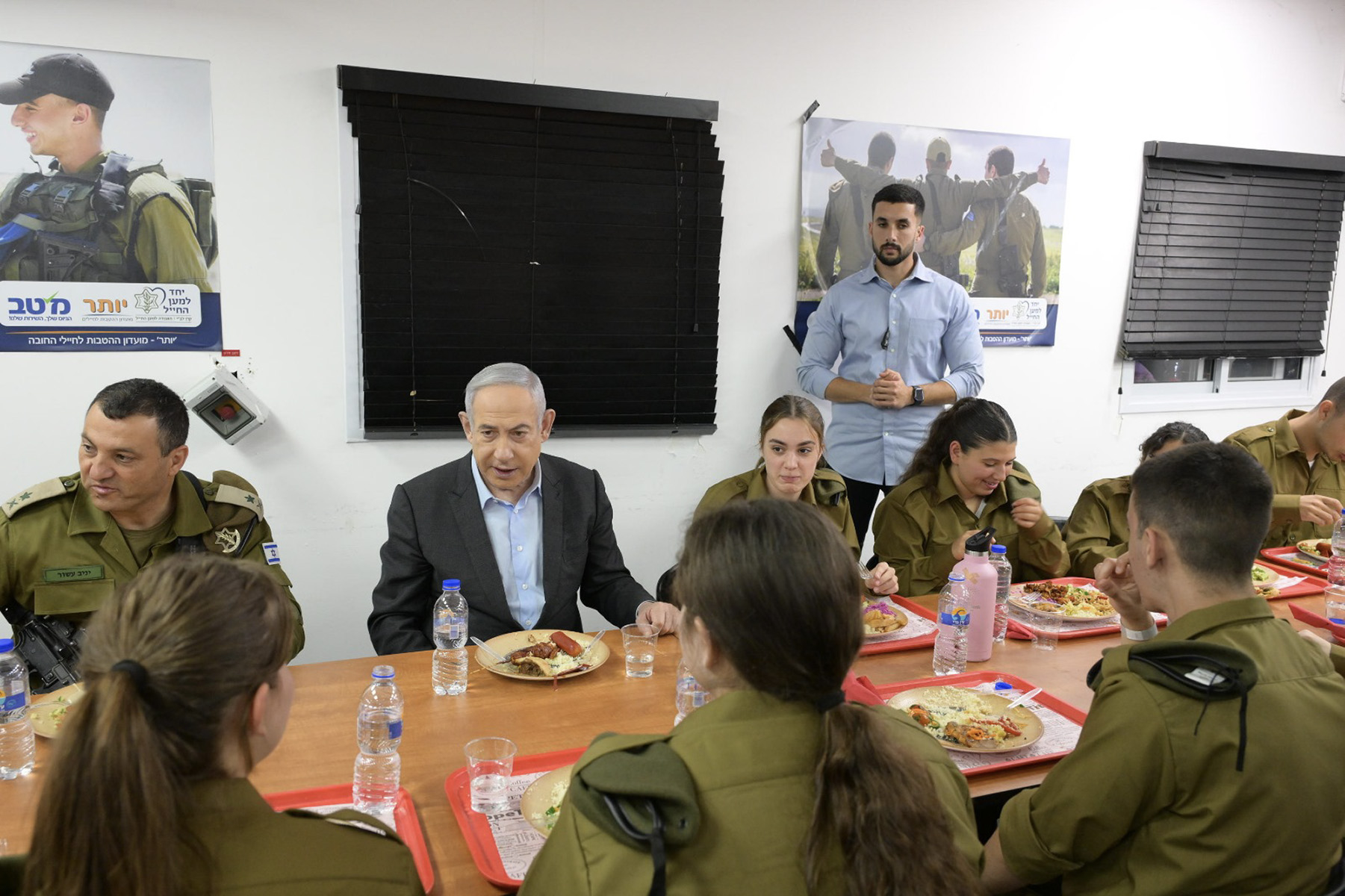 JERUSALÉN (ISRAEL), 09/04/2024.- El primer ministro israelí, Benjamín Netanyahu, se reunió este martes con nuevos reclutas en la base militar de Tel Hashomer, a las afueras de la ciudad de Ramat Gan, centro de Israel, a quienes agradeció su "motivación" y arengó repitiendo que pronto las tropas llegarán hasta Rafah, sur de la Franja de Gaza. "Completaremos la eliminación de los batallones de Hamás, incluso en Rafah. No hay fuerza en el mundo que pueda detenernos. Hay muchas fuerzas intentándolo pero no ayudará, porque este enemigo (Hamás), después de lo que hizo, no volverá a hacerlo de nuevo", dijo el mandatario a los jóvenes. EFE/Amos Ben-Gershom (GPO) -SOLO USO EDITORIAL/SOLO DISPONIBLE PARA ILUSTRAR LA NOTICIA QUE ACOMPAÑA (CRÉDITO OBLIGATORIO)-