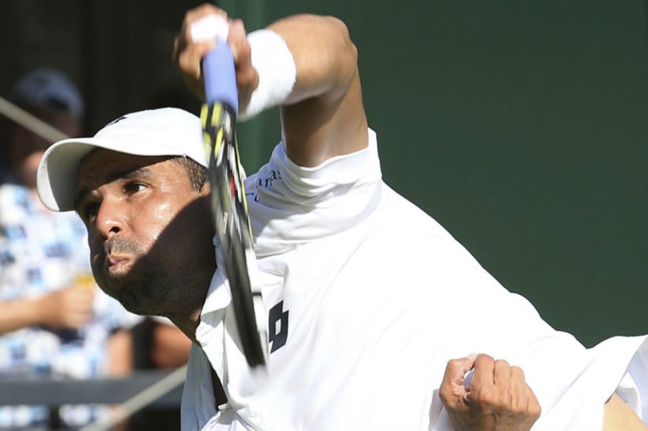Alejandro Falla al saque en el partido contra el holandés Robin Hasse. Foto: AFP