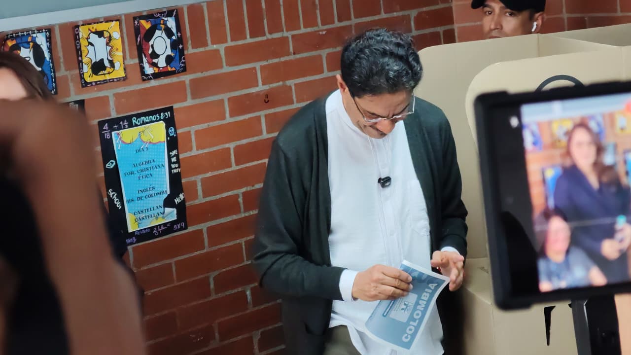 El candidato Iván Cepeda, en compañía de algunos integrantes del Pacto Histórico, votó en la localidad de Kennedy, en Bogotá.