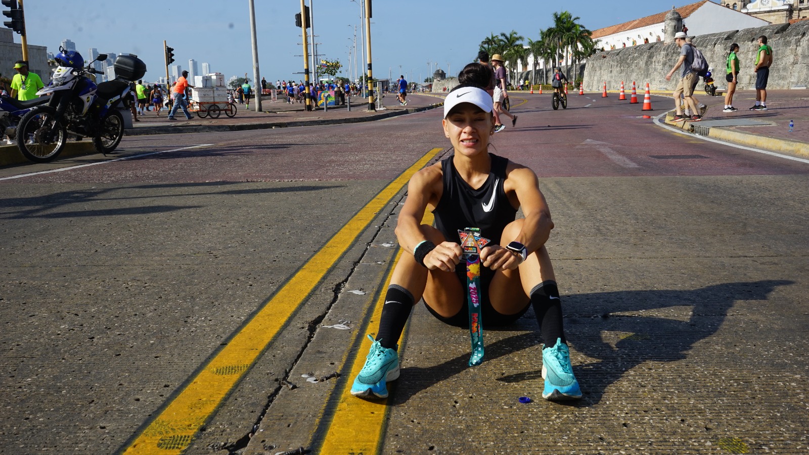 Tatiana Perez al terminar la carrera se sentó con medalla, viene de Medellín y compitió en la categoría Master A “ Me siento aquí porque el pavimento es lo que nos impulsa a correr , a tener vida y además Cartagena tiene su magia especial”. Dice que la fiesta es igual de hermosa, “más organización, un poco de cambio en las rutas, pero con el mismo encanto y la misma magia del mar caribe”