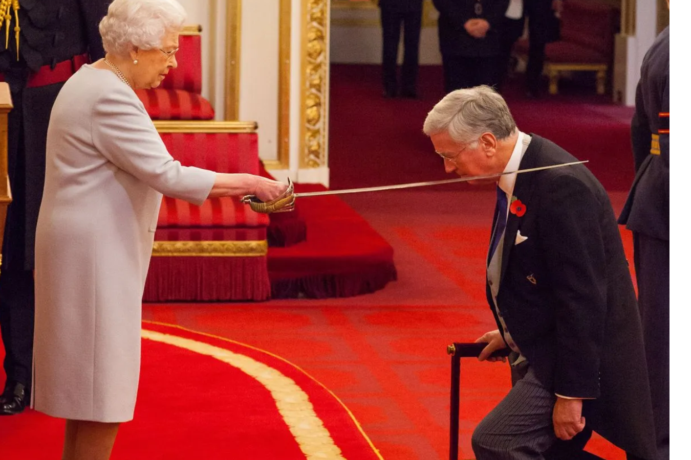 El notable desempeño del escocés Alex Ferguson como director técnico de Manchester United, llevó a que la Reina Elizabeth decidiera honrarlo por sus servicios en el fútbol. Este nombramiento se dio en 1999 después de que el equipo se había llevado la Liga de Inglaterra, la FA Cup y la Liga de Campeones.
