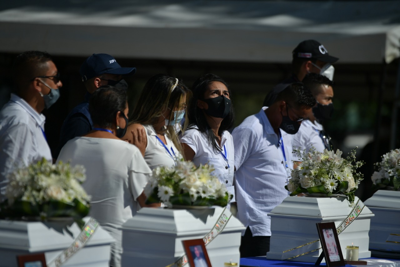 La entrega de estos cuarto cuerpos se suma al caso de Edison Lexander Lezcano Hurtado, un agricultor de 23 años que fue asesinado por integrantes del Ejército el 18 de mayo del 2002.