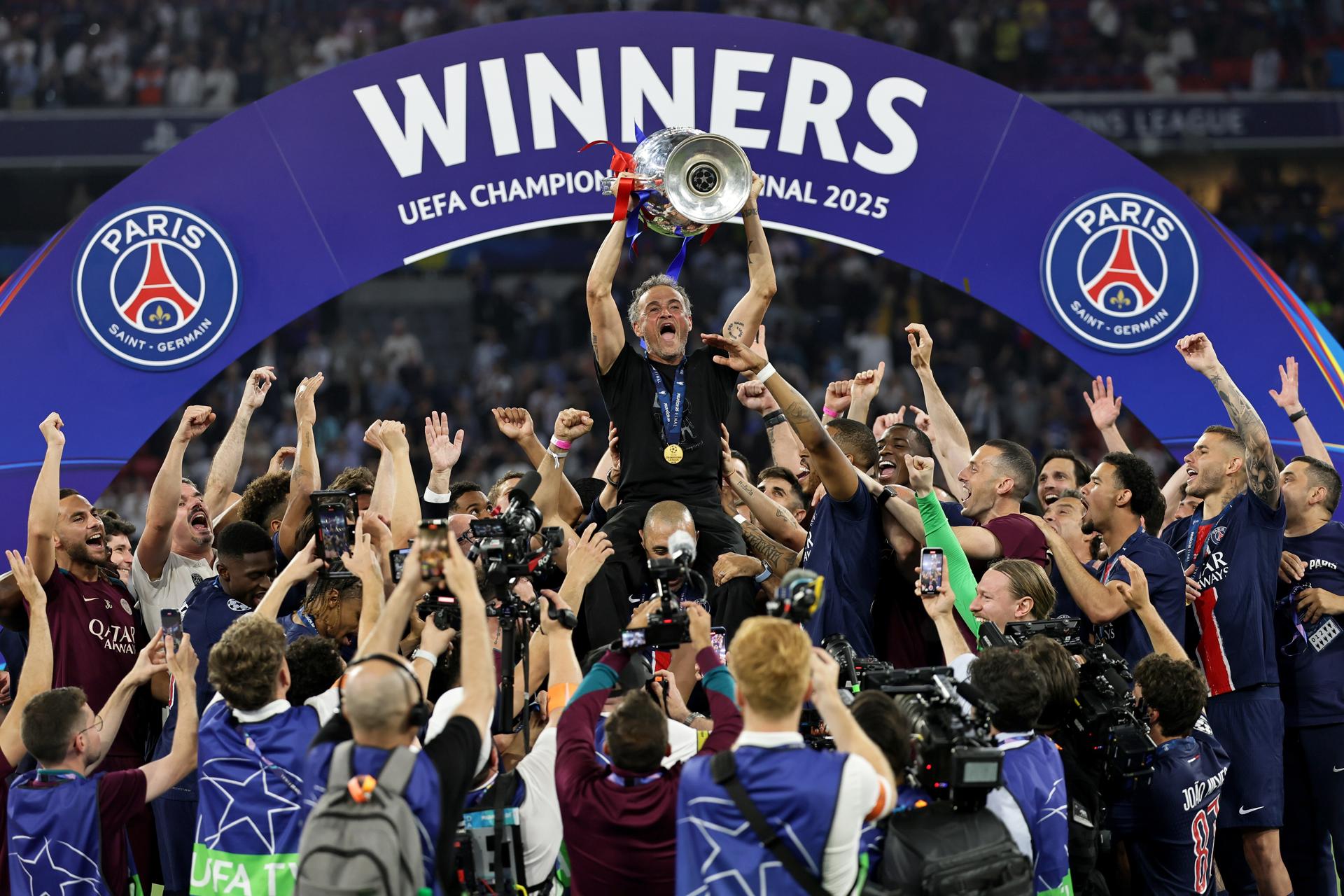 FOTODELDÍA EPA9220. MUNICH (GERMANY), 31/05/2025.- El entrenador del PSG, Luis Enrique, levanta el trofeo este sábado tras la victoria del equipo en la final de la UEFA Champions League entre el Paris Saint-Germain y el Inter de Milán, en Múnich (Alemania). EFE/ EPA Ronald Wittek