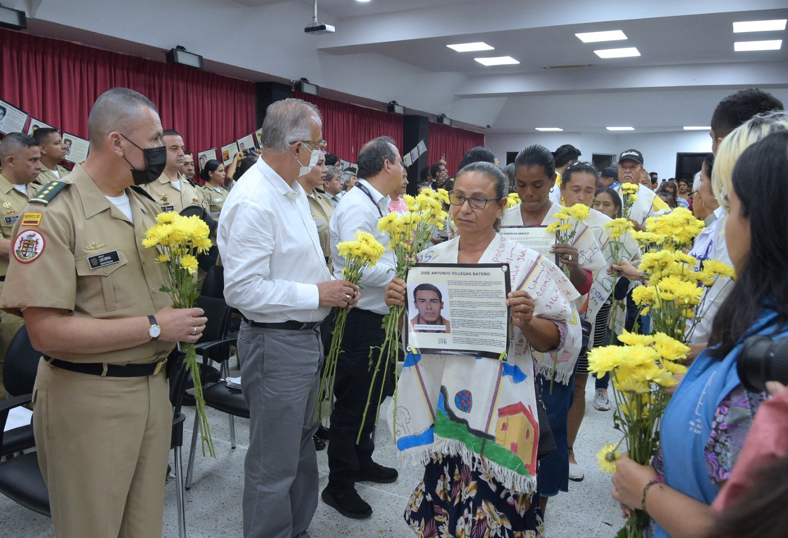 Las víctimas de ejecuciones extrajudiciales de los llanos orientales llegaron hasta Villavicencio para participar del acto de reconocimiento y disculpas.