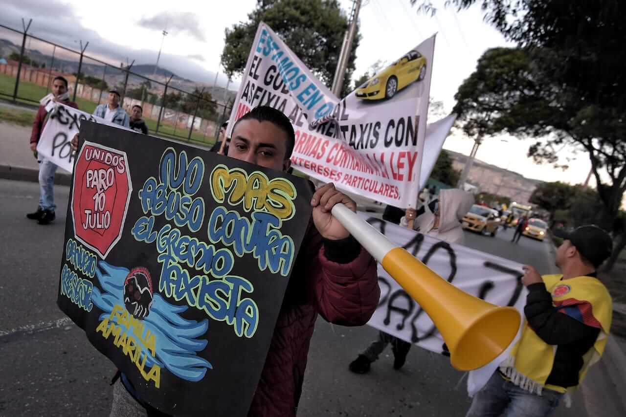 Ocho personas capturadas y 16 vehículos vandalizados ha dejado el paro de taxistas en Bogotá