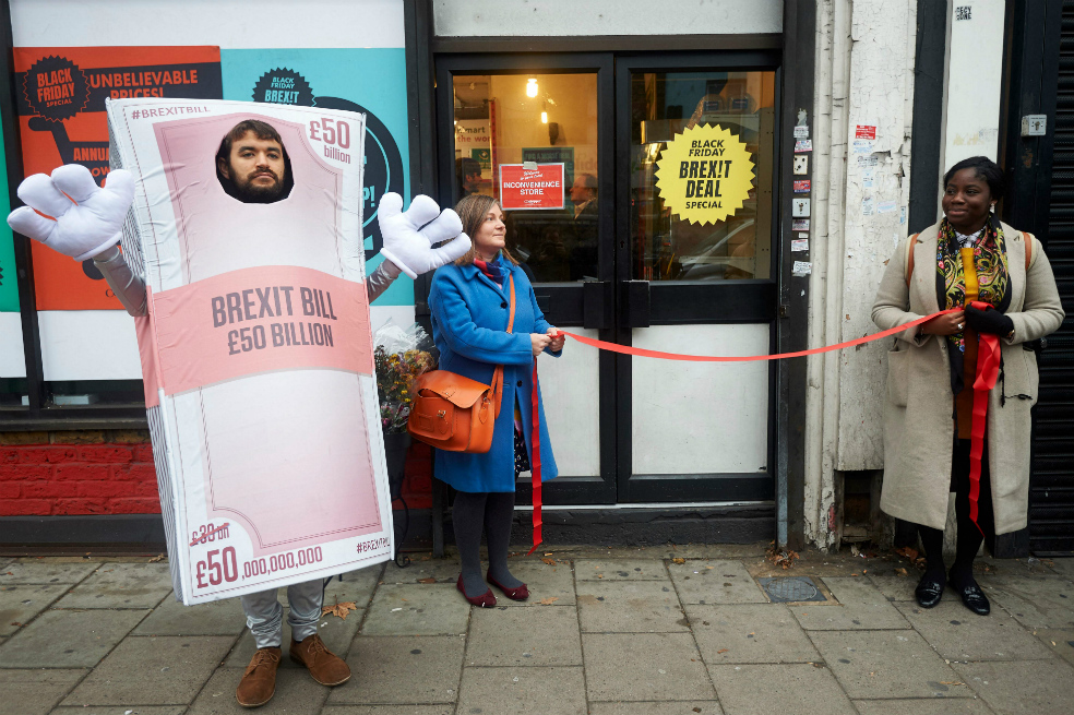 En el Black Friday, activistas antibrexit ofrecen «el peor de los saldos»