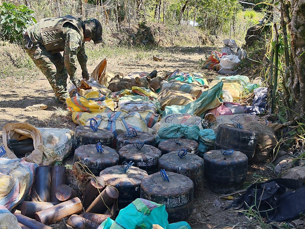 Explosivos, minas anti personal y taticos incautados por el Ejército Nacional.